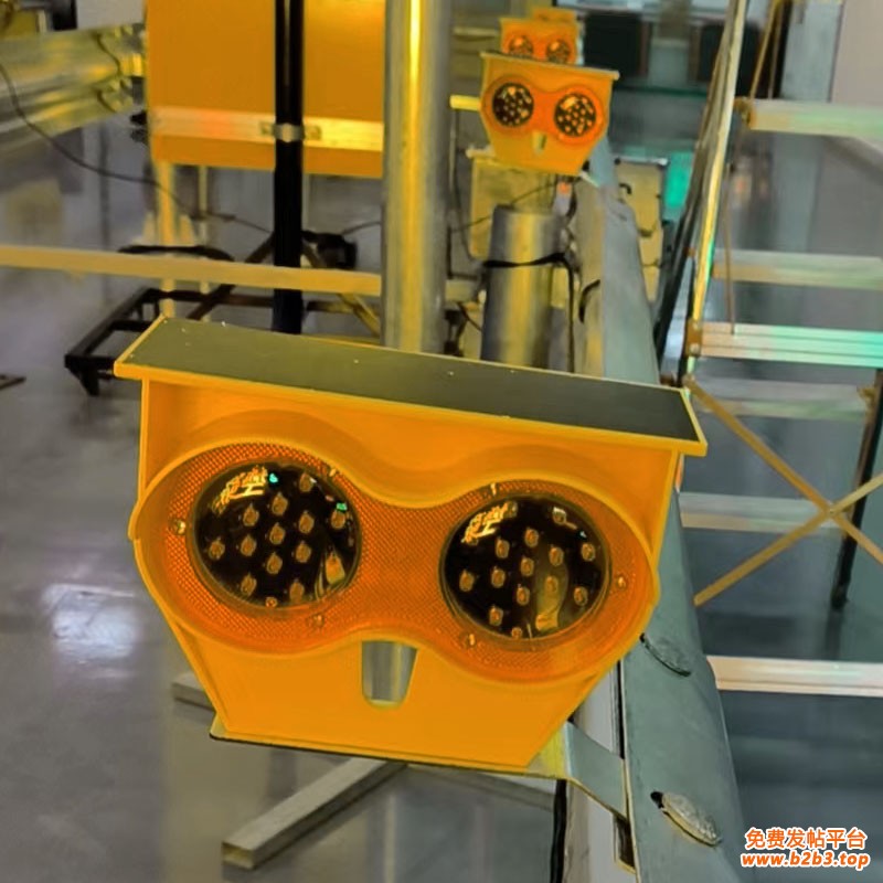 护栏太阳能警示灯