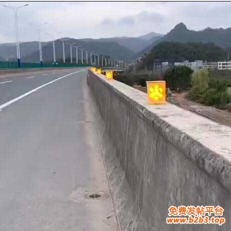 同步太阳能警示灯