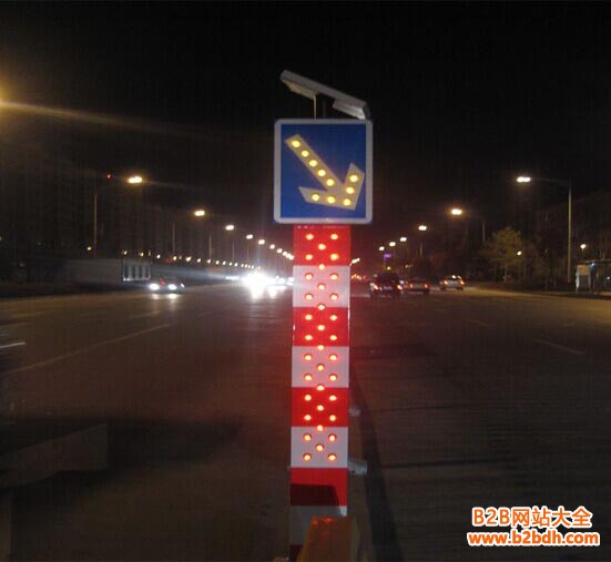 太阳能交通警示柱