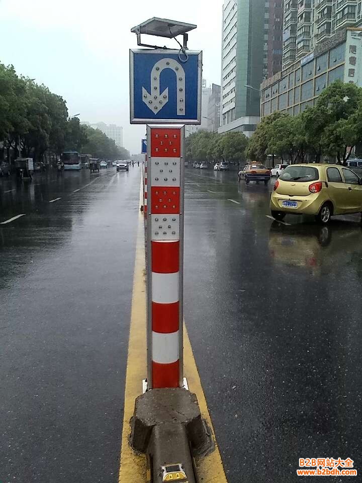 太阳能交通警示柱