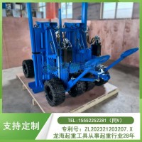 集装箱搬运系统牢固锁定集装箱，确保在转动和运输过程中不会脱落