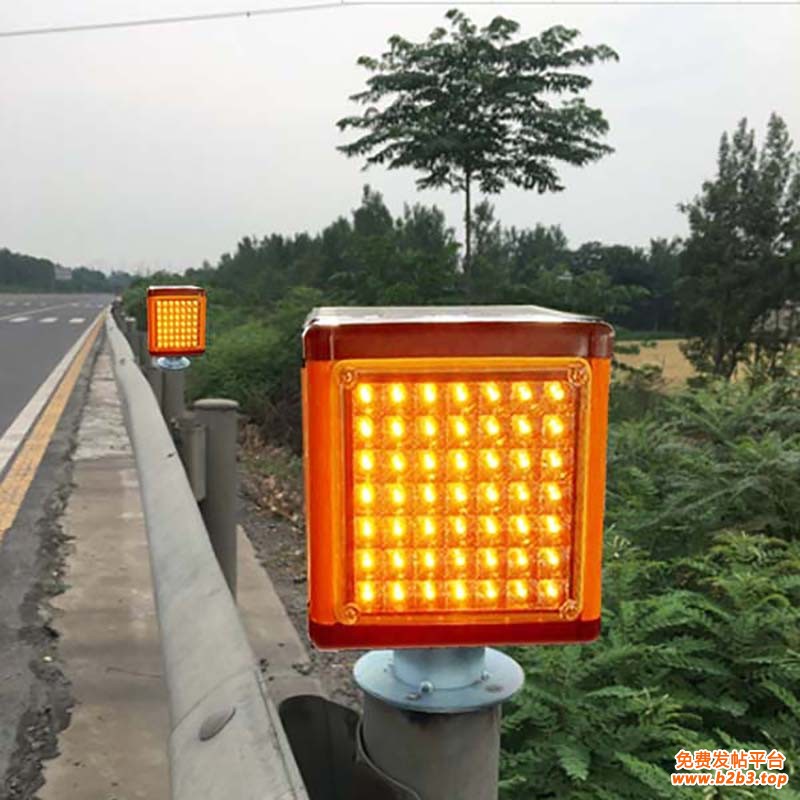 太阳能防雾警示灯